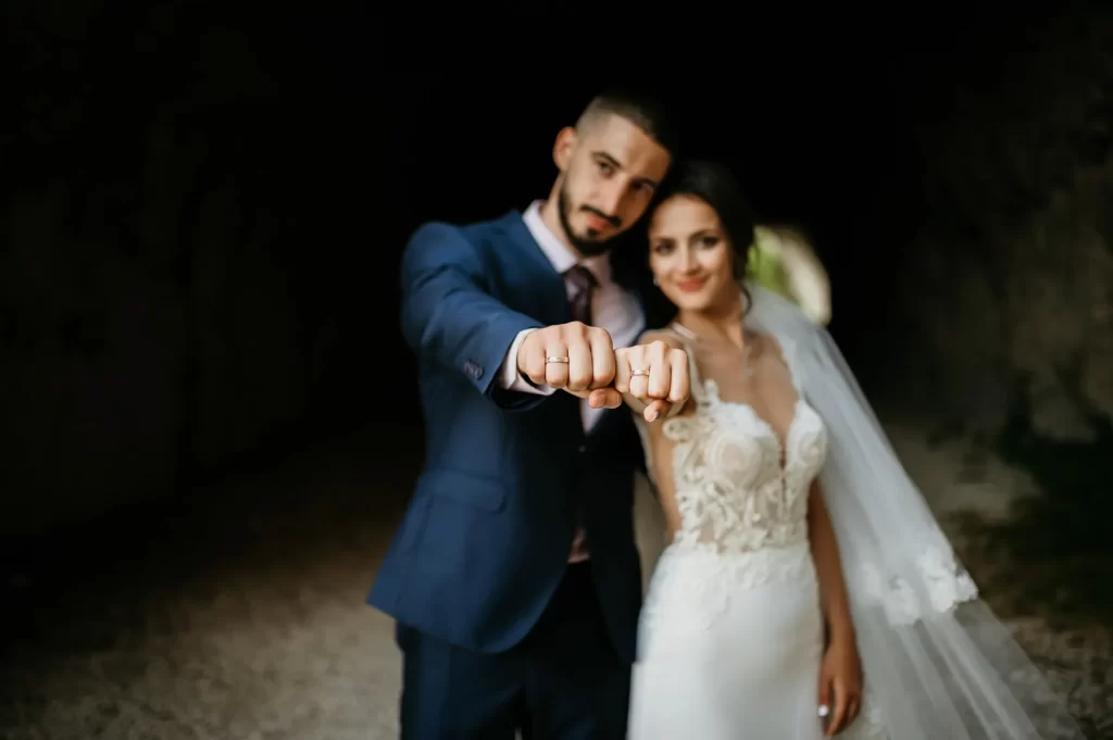 Булка и младоженец показват халки, сватба в пещера, Your Moment photography.